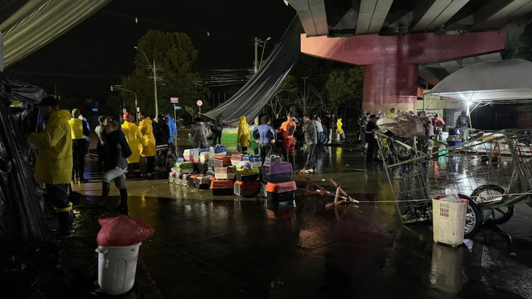 RIO GRANDE DO SUL: RESGATADOS RECEBEM ATENDIMENTO EMBAIXO DE VIADUTO