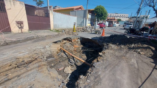 CRATERA SE ABRE NO MEIO DA RUA E PREOCUPA MORADORES EM SÃO JOSÉ