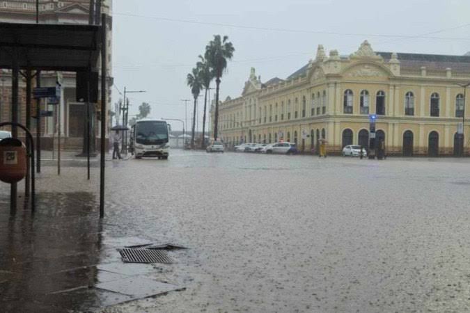 PORTO ALEGRE TEM O MÊS MAIS CHUVOSO DA HISTÓRIA