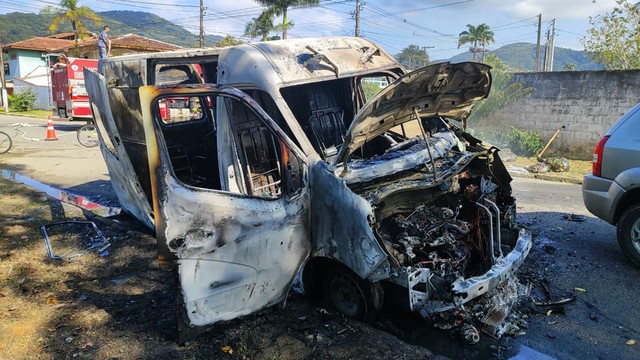 AMBULÂNCIA QUE ESTAVA TRANSPORTANDO PACIENTE PEGA FOGO NA CIDADE DE UBATUBA